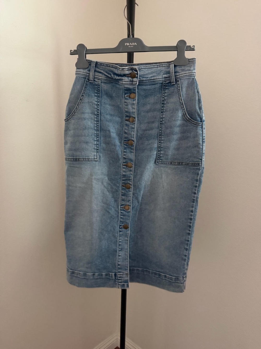 Evereve Light Wash Button-Front Denim Midi Skirt - Blue - Picture 3 of 6